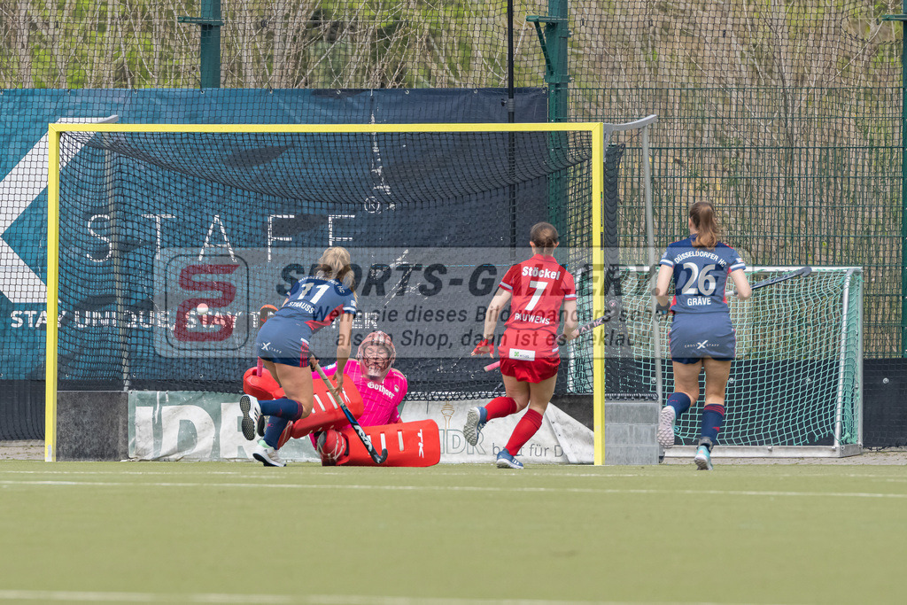 HK_20230416_106990 | 1. Bundesliga Damen Düsseldorfer HC - Rot-Weiss Köln am 16.4.2023 DHC Düsseldorf, Düsseldorf , Sara Strauss ( Düsseldorfer HC #11 ) , Julia Sonntag ( Torfrau Rot-Weiss Köln #1 )