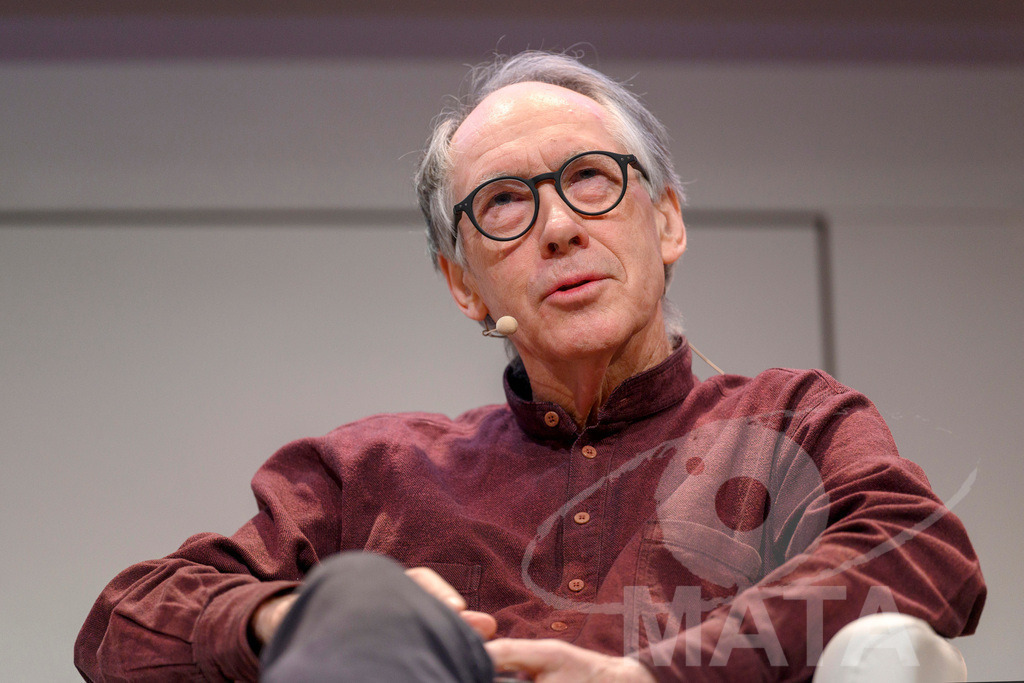 _DWA4873 | Ian McEwan bei der lit.Cologne 2023 Veranstaltung 'Ian McEwan. Ein Jahrhundertschriftsteller gibt Auskunft' in der Flora Köln.. Köln, 07.03.2023 - Realisiert mit Pictrs.com