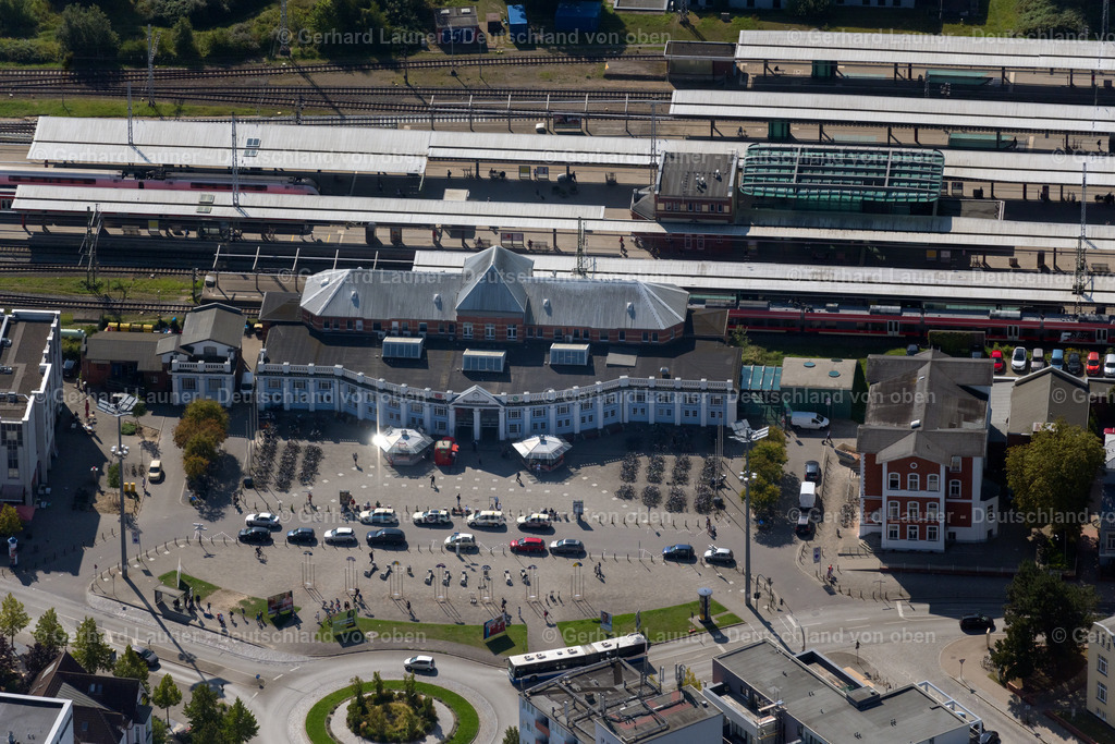 4062062 | ROSTOCK 08.09.2021 Gleisverlauf und Gebäude des Hauptbahnhofes der Deutschen Bahn in Rostock im Bundesland , Deutschland. Weiterführende Informationen bei: DB Netz AG,  DB Station & Service AG,  Deutsche Bahn AG. // track progress and building of the main station of the railway in Rostock in the state , Germany. Further information at: DB Netz AG,  DB Station & Service AG,  Deutsche Bahn AG. Foto: Gerhard Launer