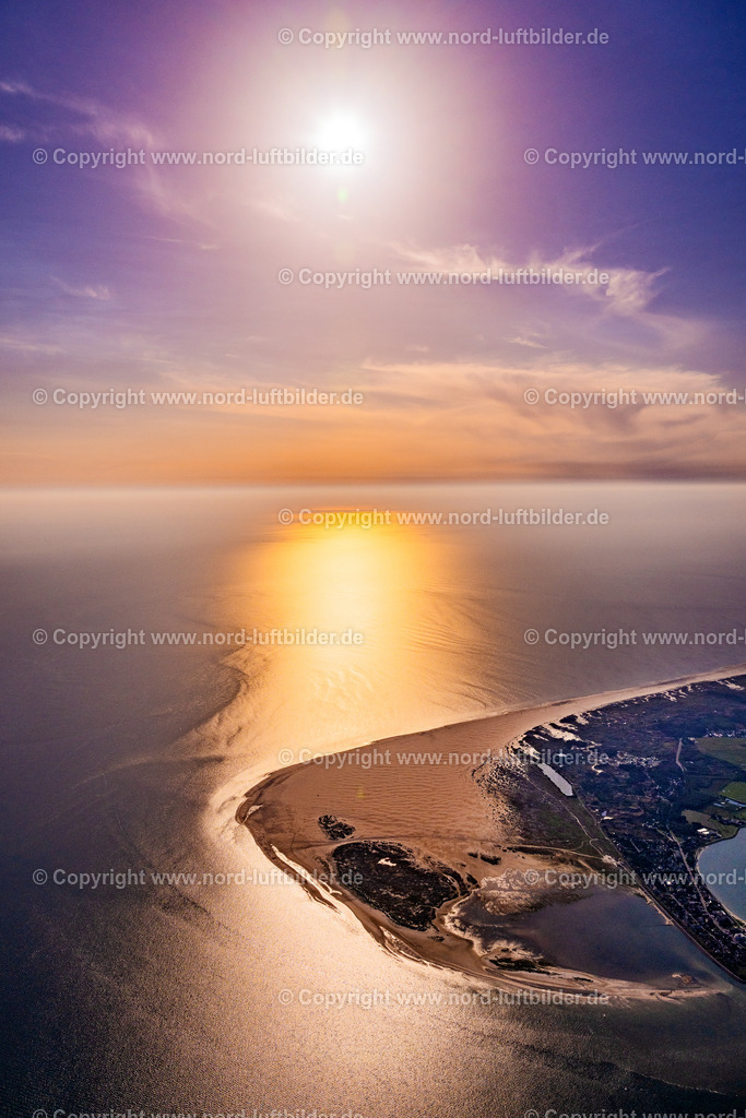 Amrum_Sonnenuntergang_ELS_0657130825 | WITTDüN AUF AMRUM 13.08.2025 Meeres- Küste im Sonnenuntergang im Ortsteil Kniepsand in Nebel auf Amrum im Bundesland Schleswig-Holstein, Deutschland. // Sea coast in the sunset in the district Kniepsand in Nebel on Amrum in the state Schleswig-Holstein, Germany. Foto: Martin Elsen