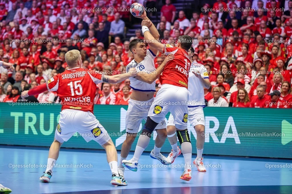 EHF20012602008 | 20.01.2026, Handball, Men's EHF EURO 2026, Dänemark - Portugal, Jyske Bank Boxen in Herning, Dänemark, Preliminary Round:  Francisco Mota Costa (Portugal #26) im Zweikampf gegen   Magnus Saugstrup Jensen (Denmark #15)  Rasmus Lauge Schmidt (Denmark #11) 