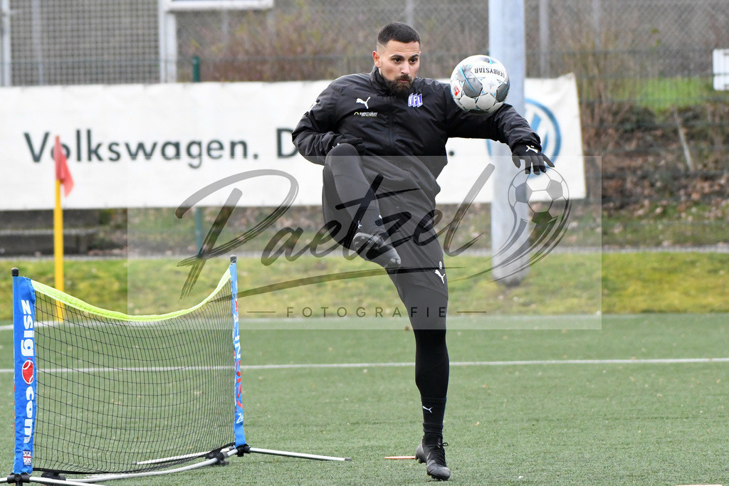 20200131_TRAOSN_0050 | Fußball, Herren: Marcos Alvarez (VfL Osnabrueck) in Aktion, am Ball, Einzelaktion waehrend der Trainingseinheit des VfL Osnabrueck im Sportpark Illoshoehe am 31.01.2020 in Osnabrueck, Deutschland. - Realisiert mit Pictrs.com