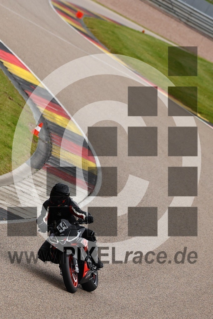 0044-20250526_03630 | Schöne Erinnerungen an spannende Momente - das festzuhalten ist unser Job. PIXELrace.de ist seit 2003 auf den Rennstrecken Europas unterwegs um die Action draußen beim Fahren und die wunderbare Stimmung imm Fahrerlager für euch einzufangen.