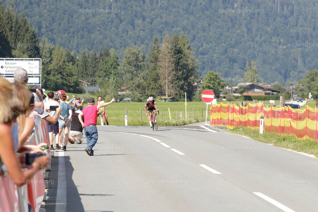 1186_20230817_Bewerb_Maenner_Muehlanger | AUT - OESTERREICH, 2023-08-16: SPORT RENNRAD-FAHREN - 55. INTERNATIONALER RADWELTPOKAL IN ST. JOHANN IN TIROL  - Vintage-Radrennen mit WM-Bronze-Medaillen-Siegerin Christina Schweinberger, den Teilnehmer und Alexander Baumann (vom Orginastions-Team) - TAG 2 BEWERB MAENNER IN SECHS GRUPPEN  ; Foto: Roland Muehlanger