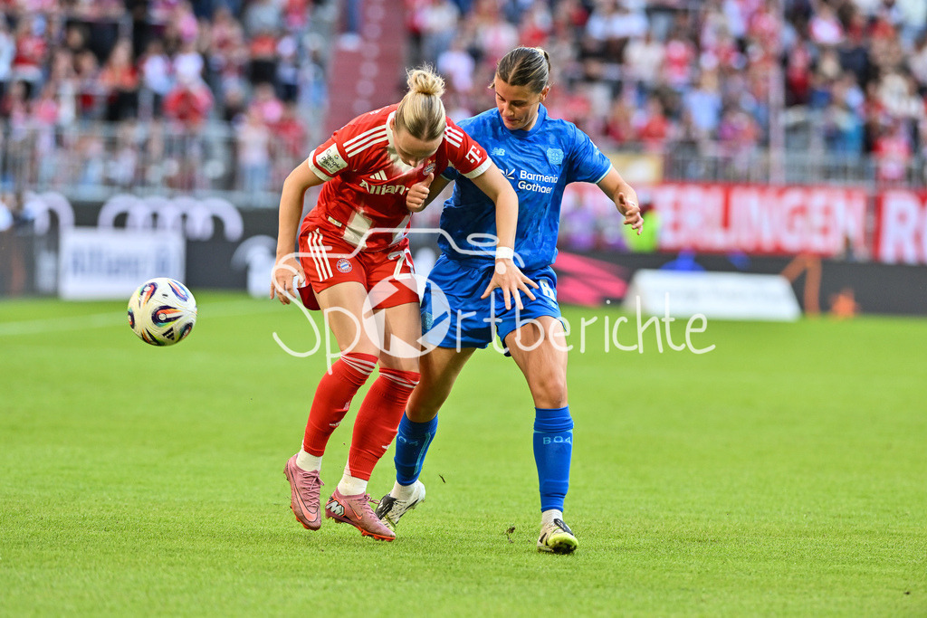 FC Bayern München - Bayer 04 Leverkusen | im Duell Franziska KETT (FC Bayern Frauen 20) und Katharina PILJIC (Bayer Leverkusen Frauen 6) / Zweikampf / Google Pixel Frauen-Bundsliga: FC Bayern München - Bayer 04 Leverkusen; Allianz Arena am 06.09.2025