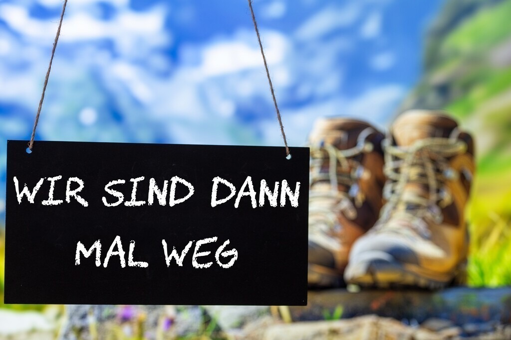 Symbolbild Betriebsferien: Schild mit der Aufschrift WIR SIND DANN MAL WEG vor alpiner Kulisse (Composing) | Symbolbild Betriebsferien: Schild mit der Aufschrift WIR SIND DANN MAL WEG vor alpiner Kulisse (Composing) - Realisiert mit Pictrs.com