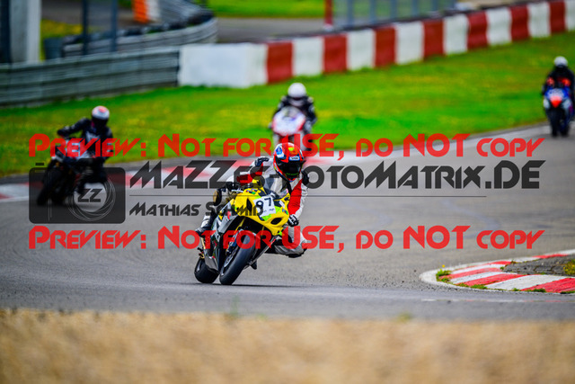 MaZZes_FotoMatrix_240717_6007705_8756 | GELB