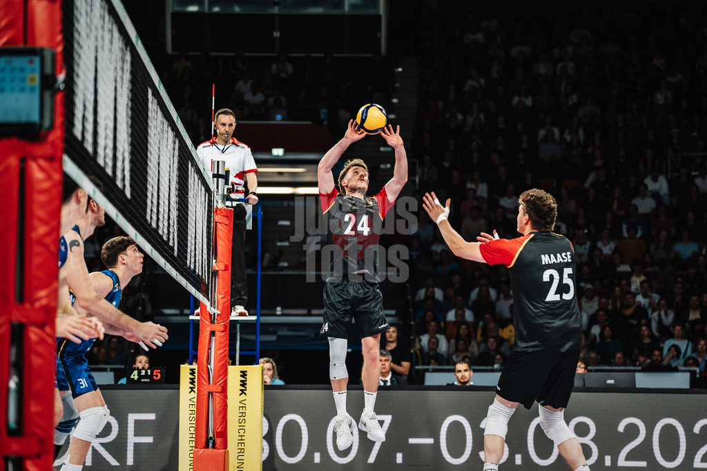 Volleyball | Männer | Testspiel | Deutschland vs. Italien | 26.05.2025 | Zuspiel von Eric Burggräf (#24, Deutschland) links auf Lukas Maase (#25, Deutschland) rechts
