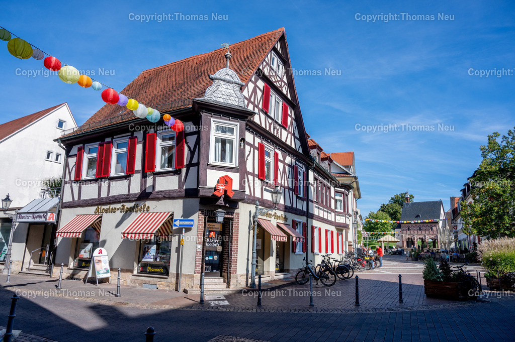 DSC_5503 | Lorsch, die Kleinstadt im Kreis Bergstraße mit wunderschöner Ortsmitte, hier die Kloster Apotheke und im Hintergrund die Königshalle, Torhalle, UNESCO Weltkulturerbe KLoster Lorsch, ,, Bild: Thomas Neu