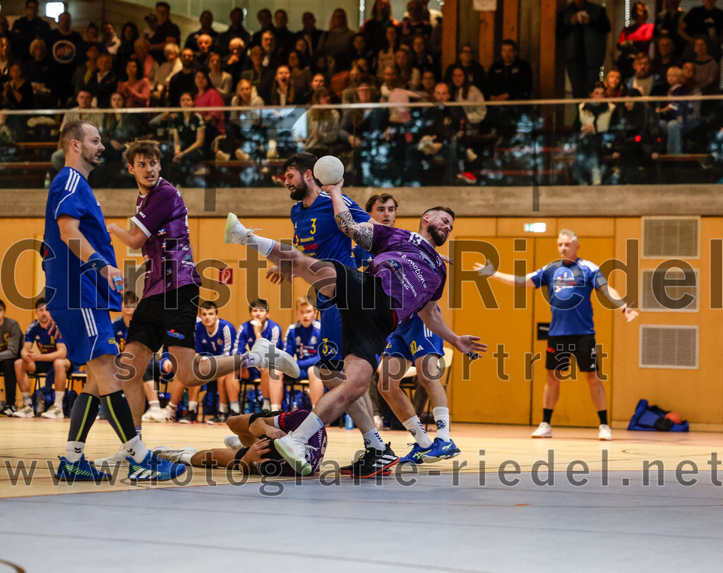 2024-10-13_036_SpVgg_Altenerding_gegen_SSG_Metten | Erding, Deutschland, 13.10.2024:Handball, Bezirksoberliga Männer 2024 / 2025, 4. Spieltag, SpVgg Altenerding gegen SSG Metten, Endergebnis: 40:22Karel Kveton (SSG Metten, #2), Ferdinand Ewald (SpVgg Altenerding, #45), Jan Matousik (SSG Metten, #3), Sebastian Forster (SpVgg Altenerding, #13)Foto: Christian Riedel / fotografie-riedel.net