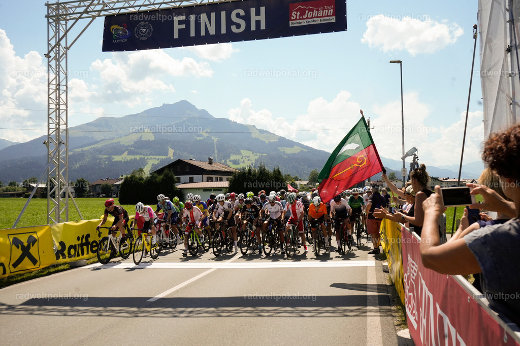 381_20230817_Bewerb_Maenner_Muehlanger | AUT - OESTERREICH, 2023-08-16: SPORT RENNRAD-FAHREN - 55. INTERNATIONALER RADWELTPOKAL IN ST. JOHANN IN TIROL  - Vintage-Radrennen mit WM-Bronze-Medaillen-Siegerin Christina Schweinberger, den Teilnehmer und Alexander Baumann (vom Orginastions-Team) - TAG 2 BEWERB MAENNER IN SECHS GRUPPEN  ; Foto: Roland Muehlanger