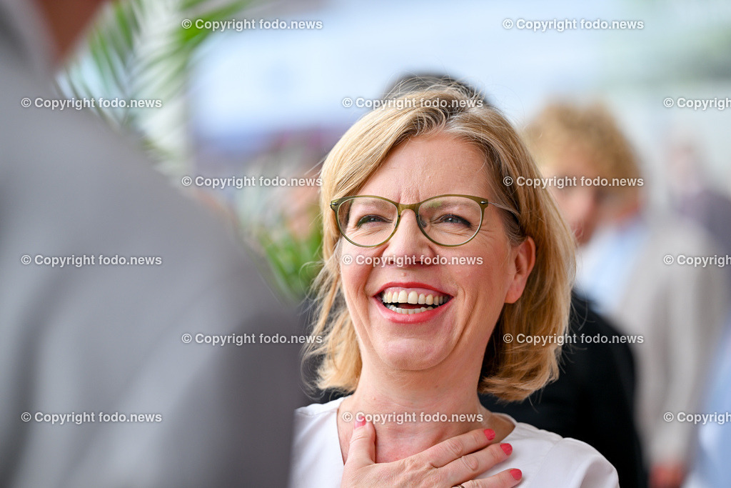 Festakt_ OeBB Gleisausbau_ Baustart_ 01.07.2024-31 | 01.07.2024, Hoersching, AUT, Festakt OeBB-anlaesslich des 4-gleisigen Ausbau des Abschnitt Linz - Marchtrenk, im Bild BMin Leonore Gewessler (Die Gruenen, Klimaschutz, Umwelt, Energie, Mobilitaet, Innovation und Technologie)