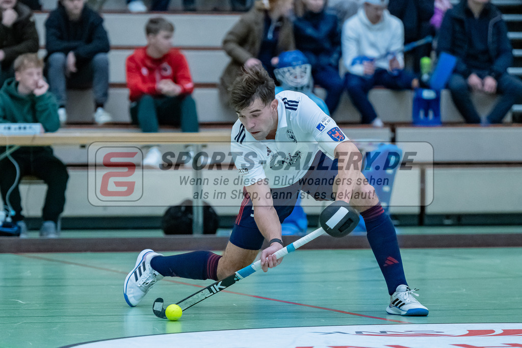 HK_20231217_107623 | 1. Bundesliga Herren Crefelder HC - Düsseldorfer HC  am 17.12.2023 Sporthalle Glockenspitz, Krefeld , Aumüller Leon ( Düsseldorfer HC #5 )