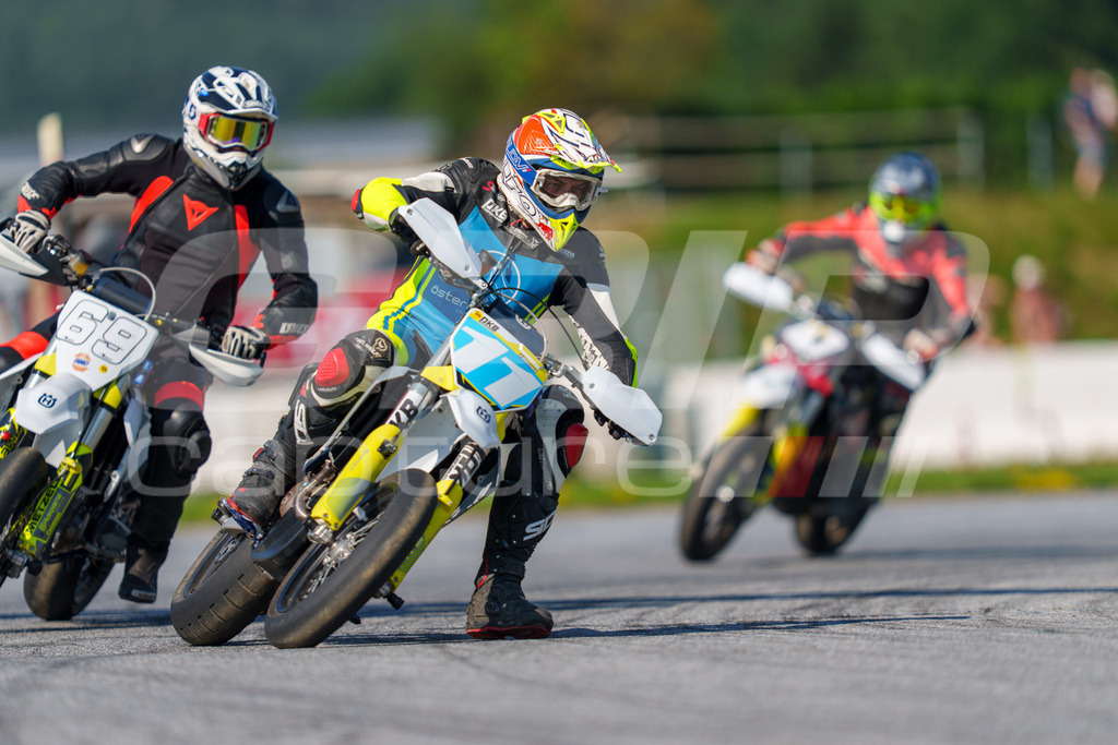 SuperMoto_Staatsmeisterschaft_Greinbach_176 | GRIPcapture steht für authentische Sportfotografie in Österreich – für Momente, die mehr sind als Geschwindigkeit oder Ergebnis. Es geht um Emotion, Spannung, Fokus und den Augenblick, der oft nur einen Wimpernschlag dauert.Ob Motorsport, Teamsport oder 
