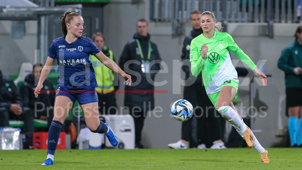 Fussball, UEFA Womens Champions League, VfL Wolfsburg - Paris FC | v.li.: Lou Bogaert (Paris FC, 3) und Jule Brand (VfL Wolfsburg, 29) im Zweikampf, Duell, Dynamik, Aktion, Action, Spielszene