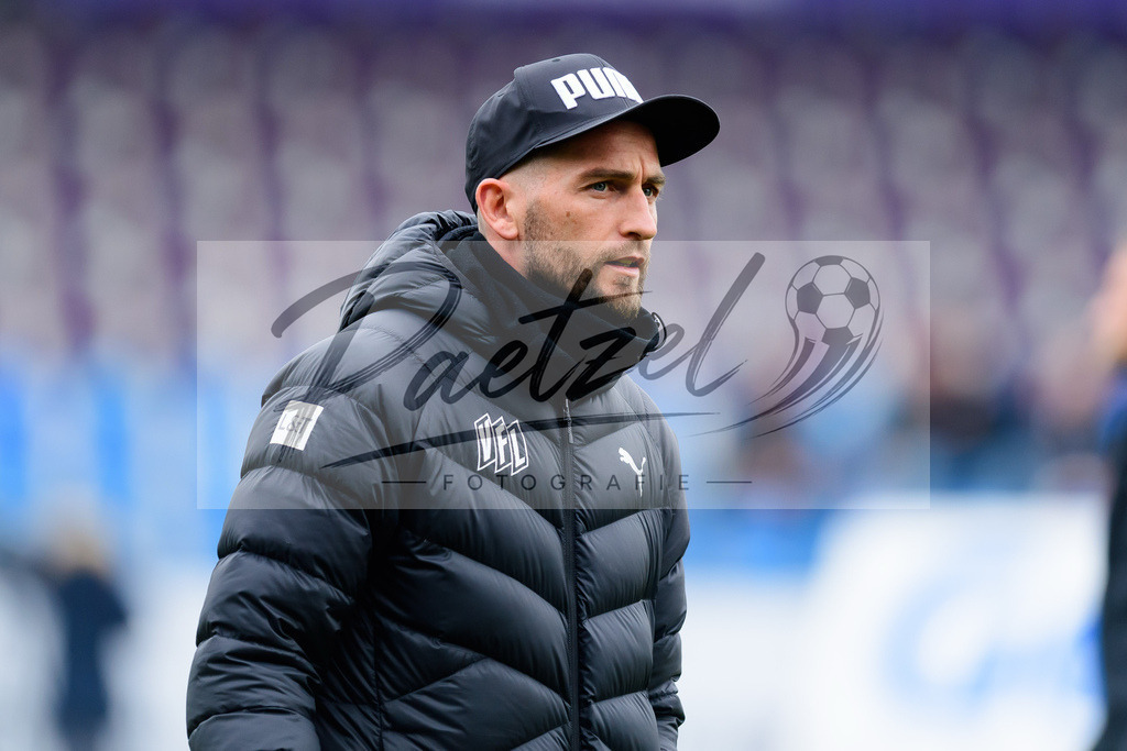 OSNTSV20211106_001 | Fussball, Herren: Marc Heider (VfL Osnabrueck) schaut bei dem Spiel der 3. Liga zwischen VfL Osnabrueck und TSV 1860 Muenchen im Stadion an der Bremer Bruecke am 06.11.2021 in Osnanbrueck, Deutschland.DFB / DFL REGULATIONS PROHIBIT ANY USE OF PHOTOGRAPHS AS IMAGE SEQUENCES AND/OR QUASI-VIDEO. - Realisiert mit Pictrs.com