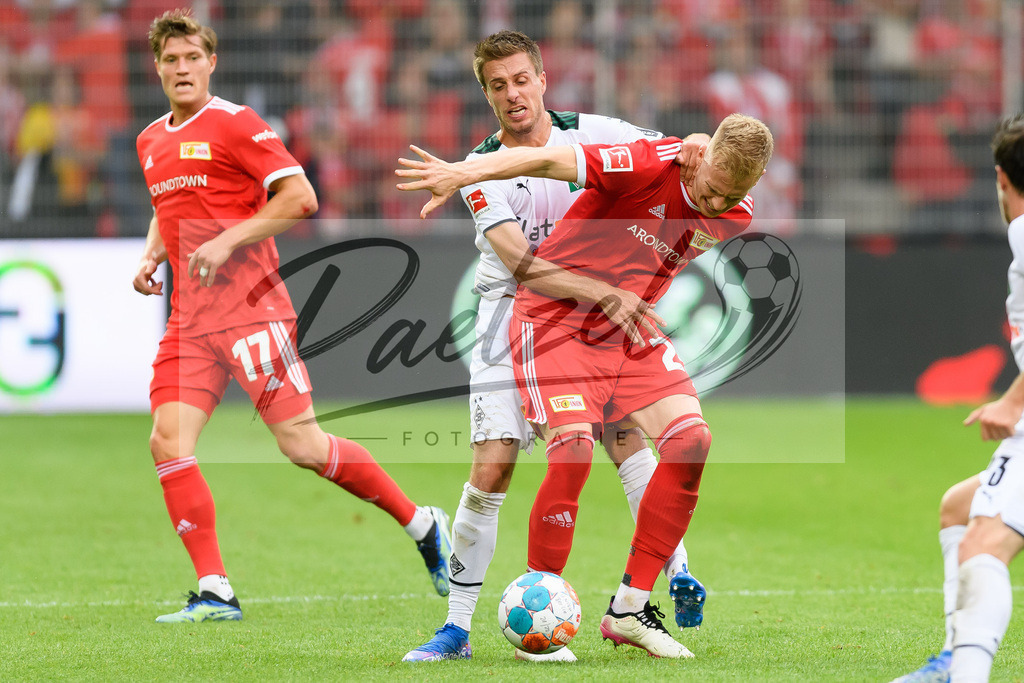 FCUBMG20210829_062 | Fussball, Herren: Patrick Herrmann (Borussia Moenchengladbach) und Timo Baumgartl (1.FC Union Berlin) im Zweikampf beim Spiel der 1. Bundesliga zwischen 1. FC Union Berlin und Borussia Moenchengladbach im Stadion An der Alten Foersterei am 29.08.2021 in Berlin, Deutschland. - Realisiert mit Pictrs.com