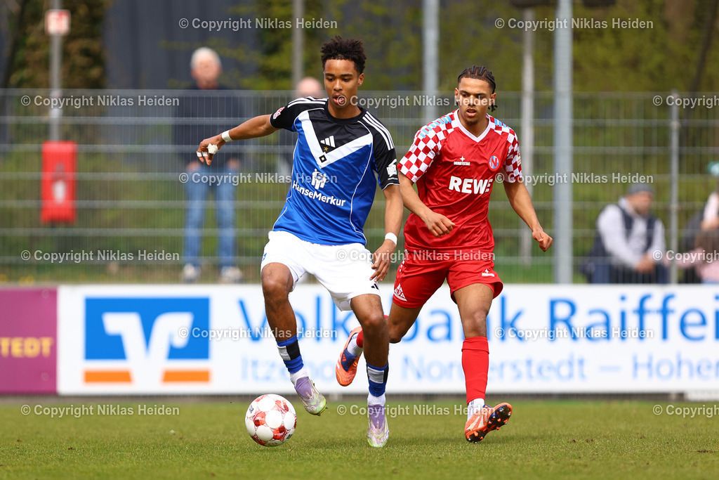 NH_FCEintrachtNorderstedt_HamburgerSVU21_RegionalligaNord_11042026 | #25 Josh Görtzen (FC Eintracht Norderstedt), #21 Arnaud Astel Riedel (Hamburger SV U21)Fußball I Herren I Regionalliga Nord I Saison 2025-2026 I 29. Spieltag I FC Eintracht Norderstedt - Hamburger SV U21 I 11.04.2026 I Edmund-Plambeck-Stadion