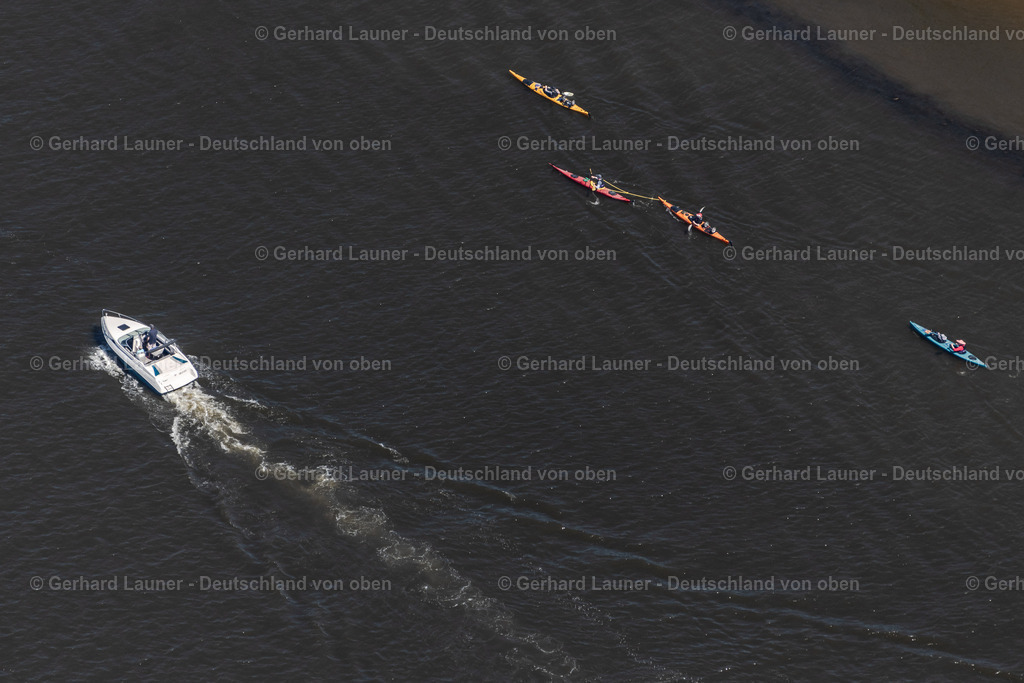4029531 | BREMEN 01.06.2020 Sportboot und Motorboot auf der Weser im Ortsteil Obervieland in Bremen, Deutschland. // Sport boat - rowing boat ride in in the district Obervieland in Bremen, Germany. Foto: Gerhard Launer