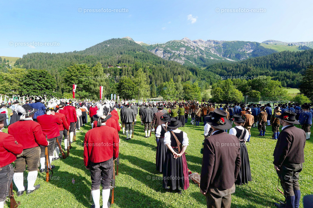 3a-news-2023-Juli23-Regimentsschuetzenfest-FELDMESSE-ww-DSC02184 | Info aus dem Bezirk Reutte/Ausserfern Tirol sowie eine umfangreiche Bilddatenbank über die gesamte Region: Lechtal, Talkessel Reutte, Tannheimertal, Zwischentoren. Lech, Plansee, Zugspitze, Grenztunnel, B179, Fernpassstraße, Verkehr, Lawinen, Tradition, - Realisiert mit Pictrs.com