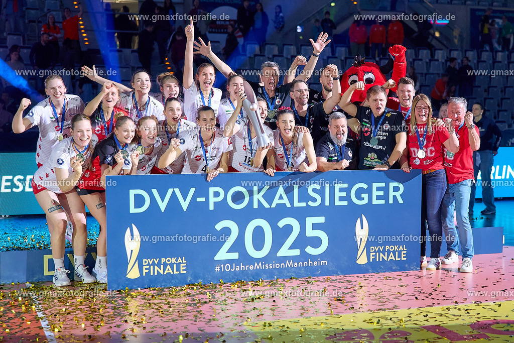 GER, Siegerehrung DVV Pokalfinale 2025, Volleyball, DVV-Pokalfinale Frauen und Maenner 2025, 02.03.25 | Volleyball, DVV-Pokalfinale, 02.03.25Foto: Gerald Oelze-de Stoppany