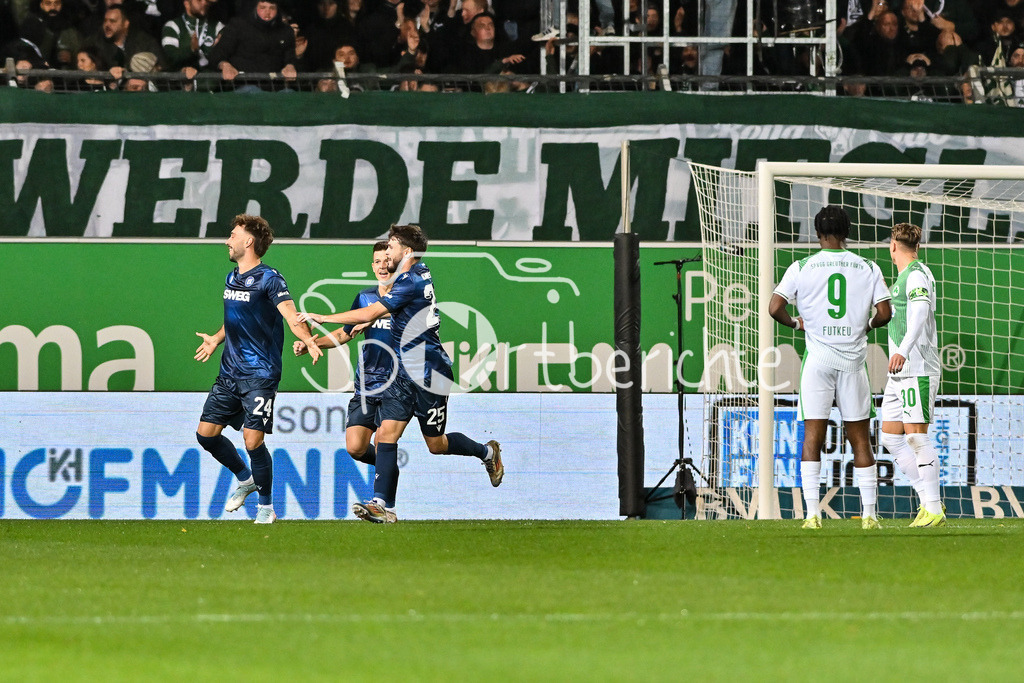 SpVgg Greuther Fürth - Karlsruher SC | FUERTH, GERMANY - OCTOBER 24: Fabian SCHLEUSENER (Karlsruher SC 24)  celebrating the goal to makes 0-1 during the 2. bundesliga match between SpVgg Greuther Fuerth vs. Karlsruher SC on matchday 10 at Sportpark Ronhof Thomas Sommer on October 24, 2025 in Fuerth, Germany / DFL REGULATIONS PROHIBIT ANY USE OF PHOTOGRAPHS AS IMAGE SEQUENCES AND/OR QUASI-VIDEO