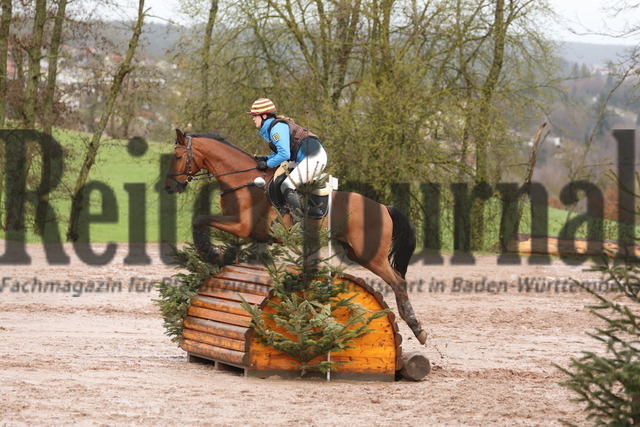 Altensteig_2023_Prfg.Nr.04_Stil-Geländeritt_Kl.L_Julia Lieske_Acierant (13) | Alle Fotos der Reiterjournal Fotografin Doris Matthaes im Reiterjournal Online-Fotoshop. - Realized with Pictrs.com