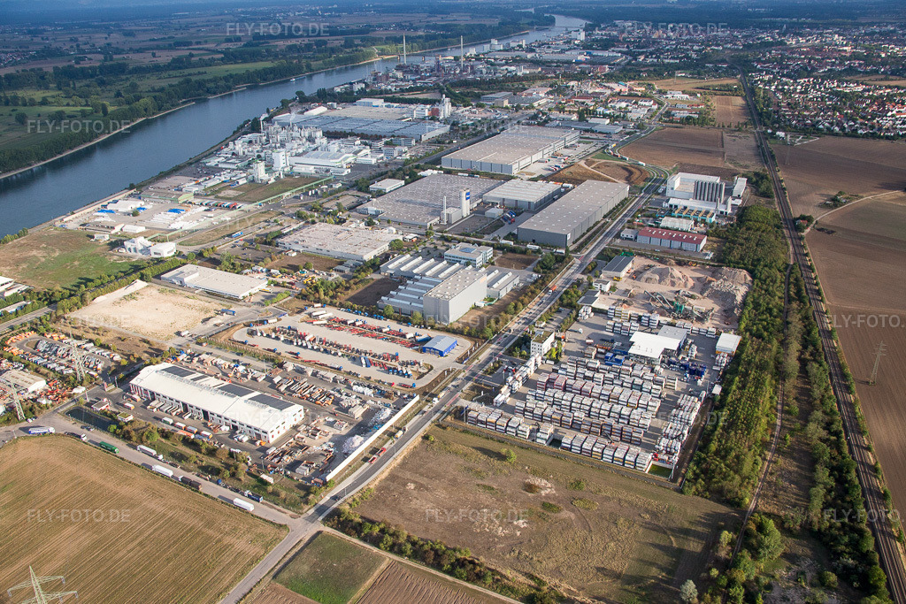 Luftbild: Lagerhallen und Speditionsgebäude Kube & Kubenz in Worms im Bundesland Rheinland-Pfalz in Deutschland. Foto: IMG_084349.jpg vom 02.09.2015 durch Werner Riehm/FLY-FOTO.de