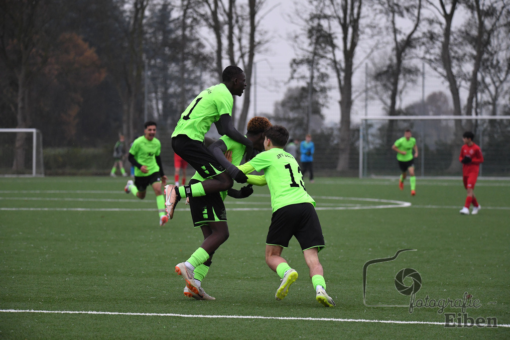JFV Edewecht-Osnabrücker SC | C-Jugend Landesliga; JFV Edewecht (grün)-Osnabrücker SV (rot) am 18.11.2023; in Edewecht (Sportanlage Göhlenweg), Photo: Philip Eiben 2023 - Realisiert mit Pictrs.com