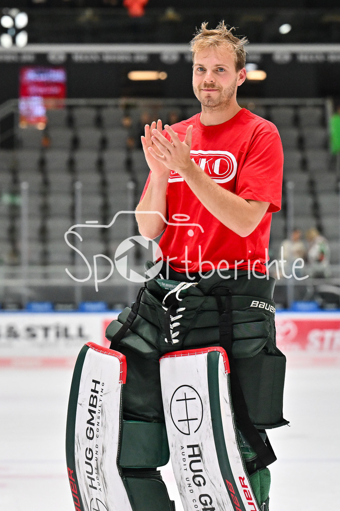 Augsburger Panther - Iserlohn Roosters | Die Augsburger Panther feiern zusammen mit ihren Fans den Heimsieg gegen Iserlohn / Penny DEL: Augsburger Panther - Iserlohn Roosters; Curt Frenzel Stadion am 21.09.2025 / im Bild Michael GARTEIG (Augsburger Panther 34
