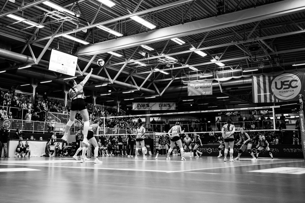 Volleyball, 1. Bundesliga Frauen, Hauptrunde, 8. Spieltag, Saison 2025/2026: USC Münster - Dresdner SC | 1. Bundesliga Frauen, Hauptrunde, 8. Spieltag, Saison 2025/2026, USC Münster empfängt Dresdner SC in der Sporthalle Berg Fidel in Münster. Foto: sportfotografie.ms | Markus Paletta - Realisiert mit Pictrs.com