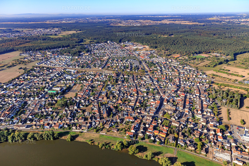 Luftbild: Ortsansicht am Mainufer von Osten im Ortsteil Hainstadt in Hainburg im Bundesland Hessen in Deutschland. Foto: IMG_111025.jpg vom 08.09.2018 durch Werner Riehm/FLY-FOTO.de