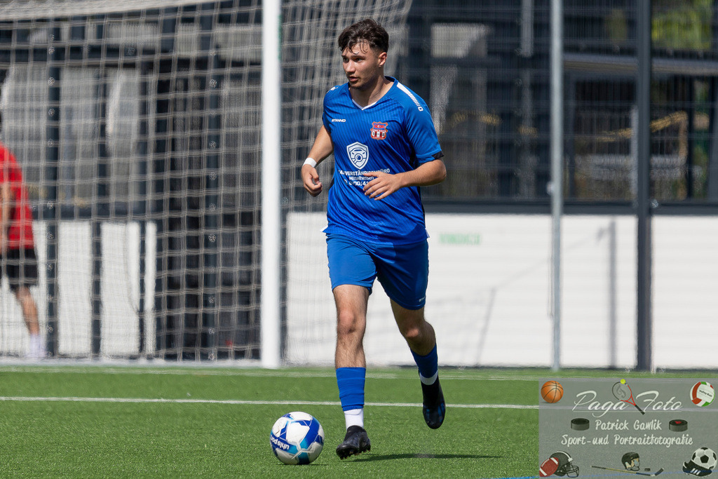 Testspiel: Spvgg. 03 Fechenheim - Türk Gücü Friedberg, 13.07.2024 | Arda Amet (Türk Gücü Friedberg #38), mit Ball, Freisteller, Portrait / Porträt, Spvgg. 03 Fechenheim - Türk Gücü Friedberg, Frankfurt am Main, Sportanlage Birsteiner Straße, 13.7.2024 - Realisiert mit Pictrs.com