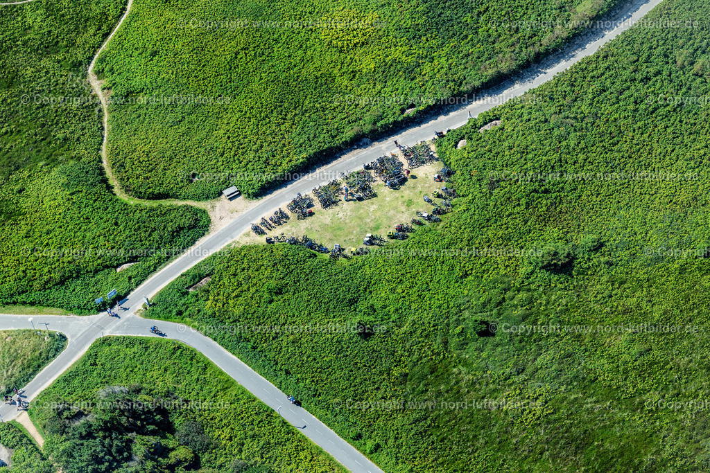 Sylt_Wenningstedt_Radabstellpätze_In_Den_Dünen_ELS_4808130825 | SYLT 13.08.2025 Streckenführung des Rad- Wegesan der Straße Dünensteg in Sylt Nordsee - Insel im Bundesland Schleswig-Holstein, Deutschland. // Route of the cycle path on the Duenensteg road in Sylt, North Sea island in the state of Schleswig-Holstein, Germany. Foto: Martin Elsen