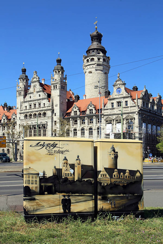 Bildlexikon Leipzig - Neues Rathaus - Blick vom Wilhelm-Leuschner-Platz | Das Team hinter BILDLEXIKON LEIPZIG bündelt historische wie aktuelle Informationen über die Stadt Leipzig in Text und Bild auf einer Plattform und stellt diese der interessierten Öffentlichkeit zur Verfügung.