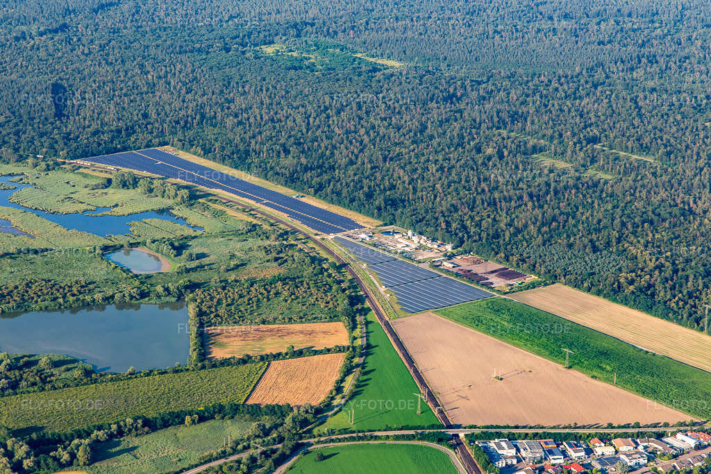 Luftbild: Solarpark Bruhrain im Ortsteil Oberhausen in Oberhausen-Rheinhausen im Bundesland Baden-Württemberg in Deutschland. Foto: IMG_142564.jpg vom 18.07.2024 durch Werner Riehm/FLY-FOTO.de