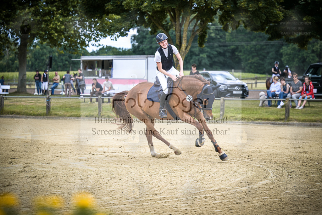 DOS_0793 | Entdecke hochwertige Reitturnierfotos von Foto Oger. Professionell, emotional und authentisch – jetzt Lieblingsmomente im Shop bestellen. - Realisiert mit Pictrs.com