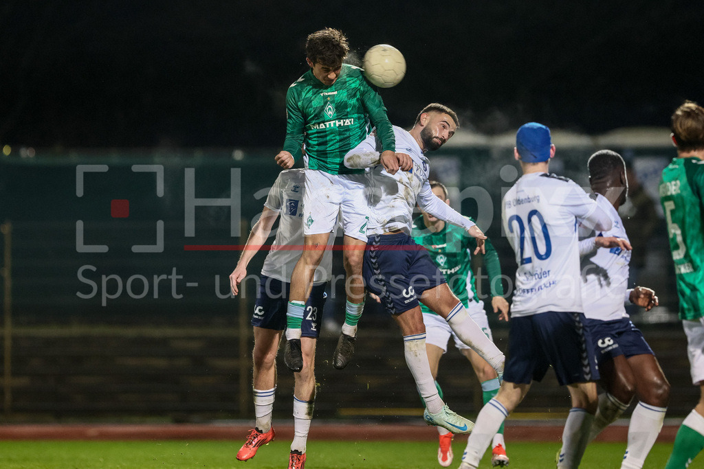 Fussball, Regionalliga Nord, SV Werder Bremen II - VfB Oldenburg | v.li.: Torschützw Ethan Kohler (SV Werder Bremen II, 28) köpft den Ball ins Tor, erzielt das Tor zum 1:1, Treffer, Highlight, Torerfolg, im Zweikampf mit Drilon Demaj (VfB Oldenburg, 9), Duell, Dynamik, Aktion, Action, Spielszene