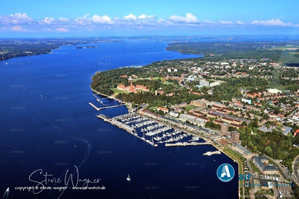 Luftbild Flensburg Mürwik ist ein Stadtteil im Nordosten von Flensburg an der Flensburger Förde und gehört zur Region Angeln | Mürwik ist ein Stadtteil im Nordosten von Flensburg an der Flensburger Förde und gehört zur Region Angeln. Mit rund 14.300 Einwohnern ist es der bevölkerungsreichste Stadtteil der Stadt. Ursprünglich ein kleiner Wohnplatz an der Mürwiker Bucht, entwickelte es sich ab 1903 durch die Ansiedlung der Kaiserlichen Marine zu einem bedeutenden Marinestützpunkt. Heute ist Mürwik vor allem durch die Marineschule Mürwik (MSM) bekannt, die seit 1910 die „Alma Mater“ der Marineoffiziere ist.