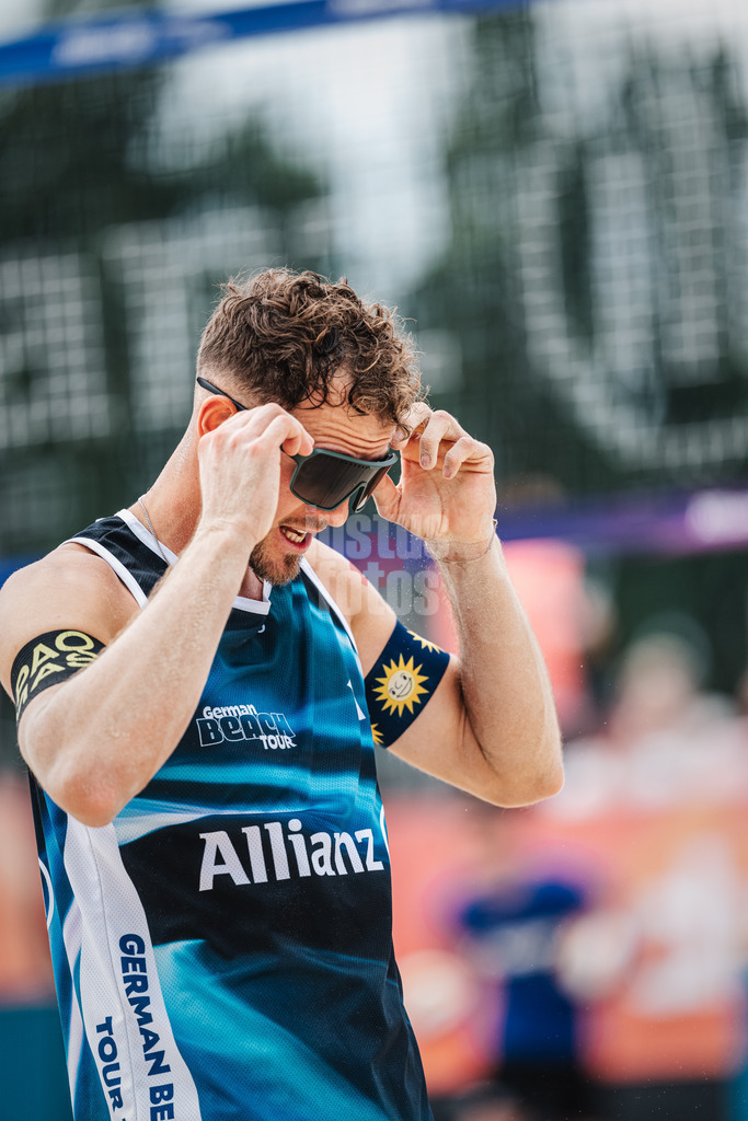 Beachvolleyball | Männer | German Beach Tour 2024 | Tourstop Bremen | 08.06.2024 | Jonas Sagstetter richtet die Brille
