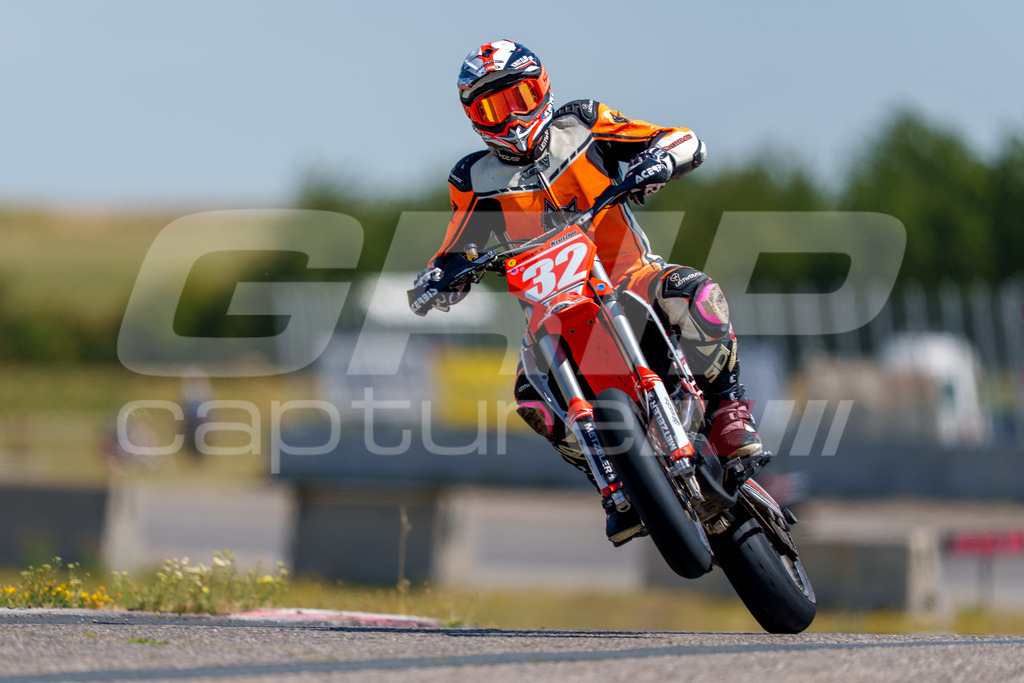 SuperMoto_Staatsmeisterschaft_Fuglau-natural-829 | GRIPcapture steht für authentische Sportfotografie in Österreich – für Momente, die mehr sind als Geschwindigkeit oder Ergebnis. Es geht um Emotion, Spannung, Fokus und den Augenblick, der oft nur einen Wimpernschlag dauert.Ob Motorsport, Teamsport oder 