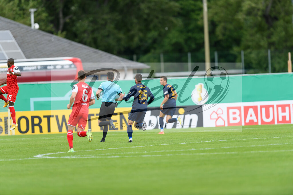 JENKOE20210808_134 | Fussball, Herren:   beim Spiel der 1. Runde im DFB-Pokal zwischen FC Carl Zeiss Jena und 1. FC Koeln im Ernst-Abbe-Sportfeld am 08.08.2021 in Jena, Deutschland.DFB / DFL REGULATIONS PROHIBIT ANY USE OF PHOTOGRAPHS AS IMAGE SEQUENCES AND/OR QUASI-VIDEO. - Realisiert mit Pictrs.com