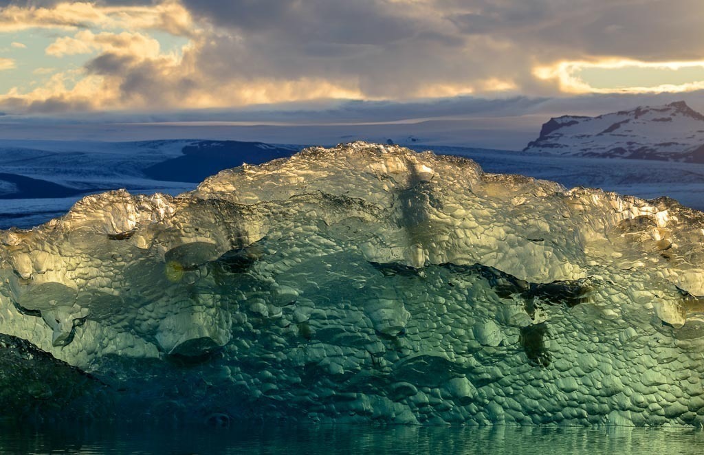 island-2019-289 | Der Anblick der Gletscherlagune verändert sich ständig, je nach Tageslicht, Jahreszeit und Wetter. Besonders eindrucksvolle fotografische Perspektiven ergeben sich bei Gegenlicht am späten Abend wie bei diesem Motiv. - Realisiert mit Pictrs.com
