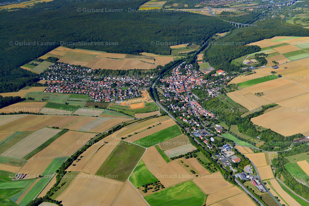 3650406 | REICHENBERG 31.08.2016 Stadtgebiet mit Außenbezirken und Innenstadtbereich am Rand von landwirtschaftlichen Feldern und Ackerflächen in Reichenberg im Bundesland Bayern, Deutschland // Urban area with outskirts and inner city area on the edge of agricultural fields and arable land in Reichenberg in the state Bavaria, Germany Foto: Gerhard Launer