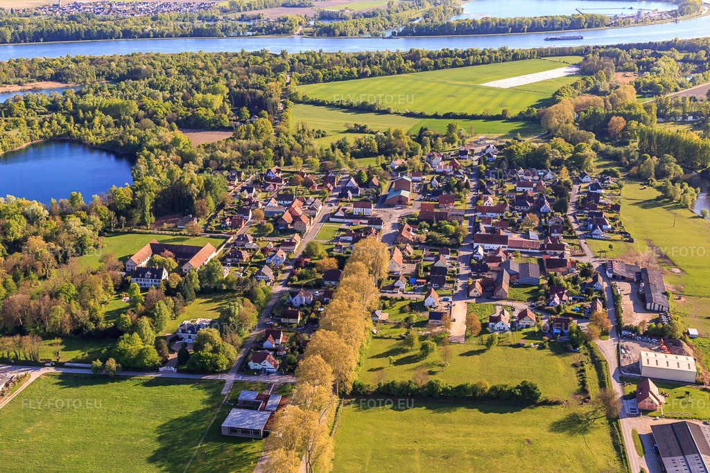 Vue aérienne: Vue de la ville depuis le nord-est à Fort-Louis dans le département Bas Rhin, France – .Photo: IMG_099073.jpg prise le 23/04/2017 par Werner Riehm/FLY-FOTO.eu – Résolution de l'original: 5128 x 3419 px