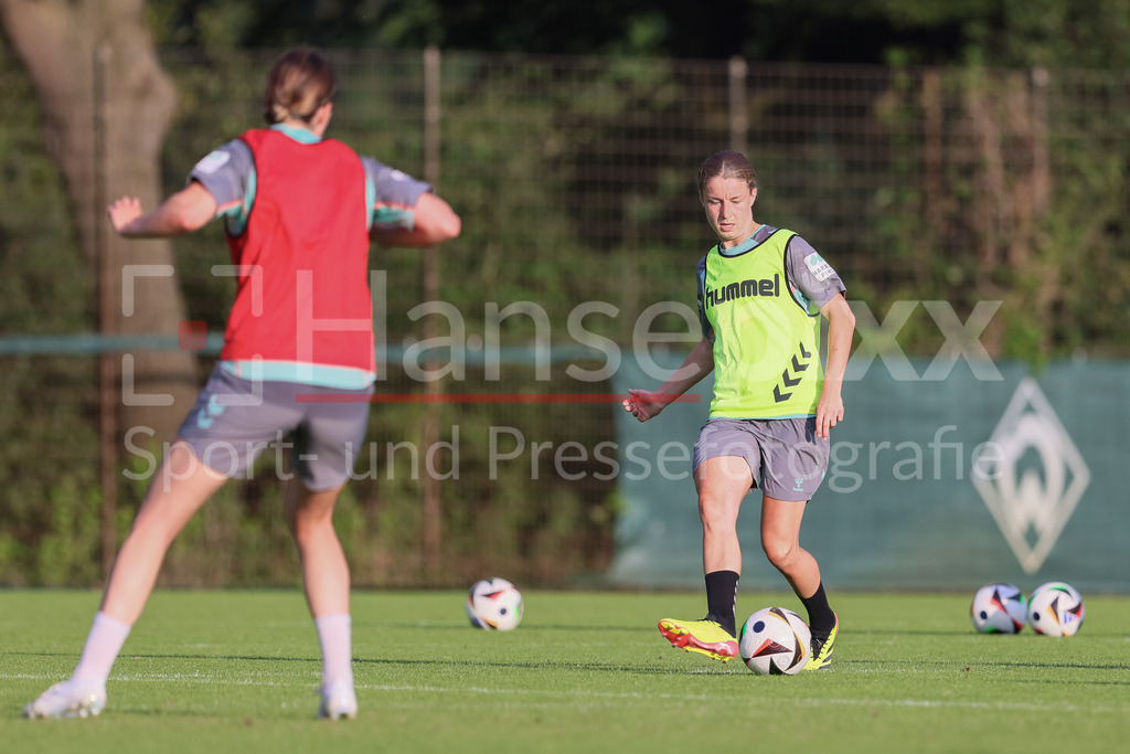 Fussball, Google Pixel Frauen-Bundesliga, Training SV Werder Bremen | v.li.: Michelle Ulbrich (SV Werder Bremen, 5) am Ball, Einzelbild, Ganzkörper, Aktion, Action, Spielszene
