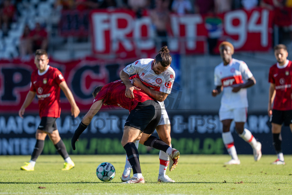 SG Sonnenhof Großaspach vs. Fortuna Köln, Fussball, 3. Liga, 1. Spieltag, 08.08.2026 | Fabian Eisele (SG Sonnenhof Großaspach, #23) im Zweikampf mit David Haider (Fortuna Köln, #15),SG Sonnenhof Großaspach vs. Fortuna Köln, Fussball, 3. Liga, 1. Spieltag, 08.08.2026,DFB regulations prohibit any use of photographs as image sequences and/or quasi-video