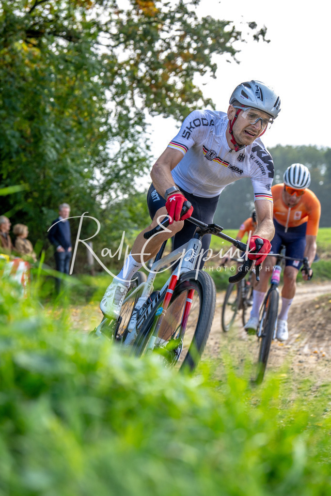 Ralf Eppink Photography 20251012_DSC04350 | Sportfotografie, Eventfotografie, Porträtfotografie, Radsport Fotograf, Triathlon Fotograf, Düsseldorf Fotograf, Köln Fotograf, Actionfotografie, Teamfotografie, Peoplefotografie, Business Portraits, Veranstaltungsfotografie, Reportagefotografie - Realisiert mit Pictrs.com