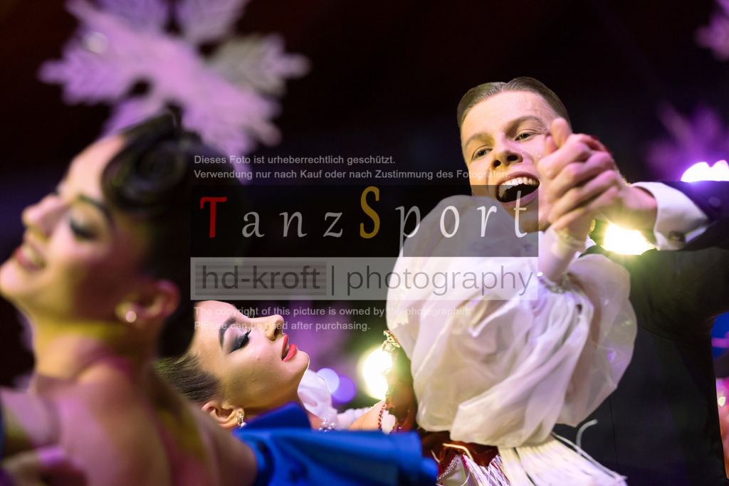 20241215_WDSF_Int_Open_Std-Riga-9552 | Tanzsportbilder, Standardtanz, Lateintanz, WDSF, DTV, LTVB, dancecomp, goc, hessen tanzt, blaues band der spree, walzer, tango, wiener walzer, slowfox, quickstepp, samba, rumba, cha-cha-cha, paso doble. jive, hd-kroft photography, turniertanzsport