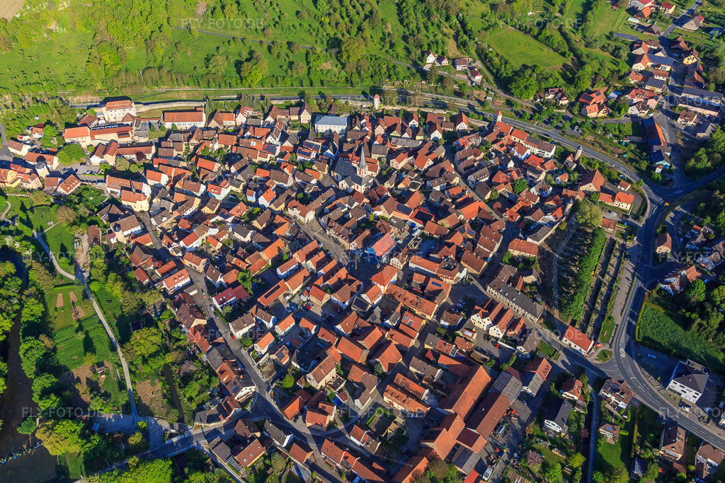 Stadtmauer, Altstadt und Marktplatz aus Osten | Luftbild: Stadtmauer, Altstadt und Marktplatz aus Osten in Röttingen im Bundesland Bayern in Deutschland. Foto: IMG_146449.jpg vom 10.05.2025 durch Werner Riehm/FLY-FOTO.de - Realisiert mit Pictrs.com